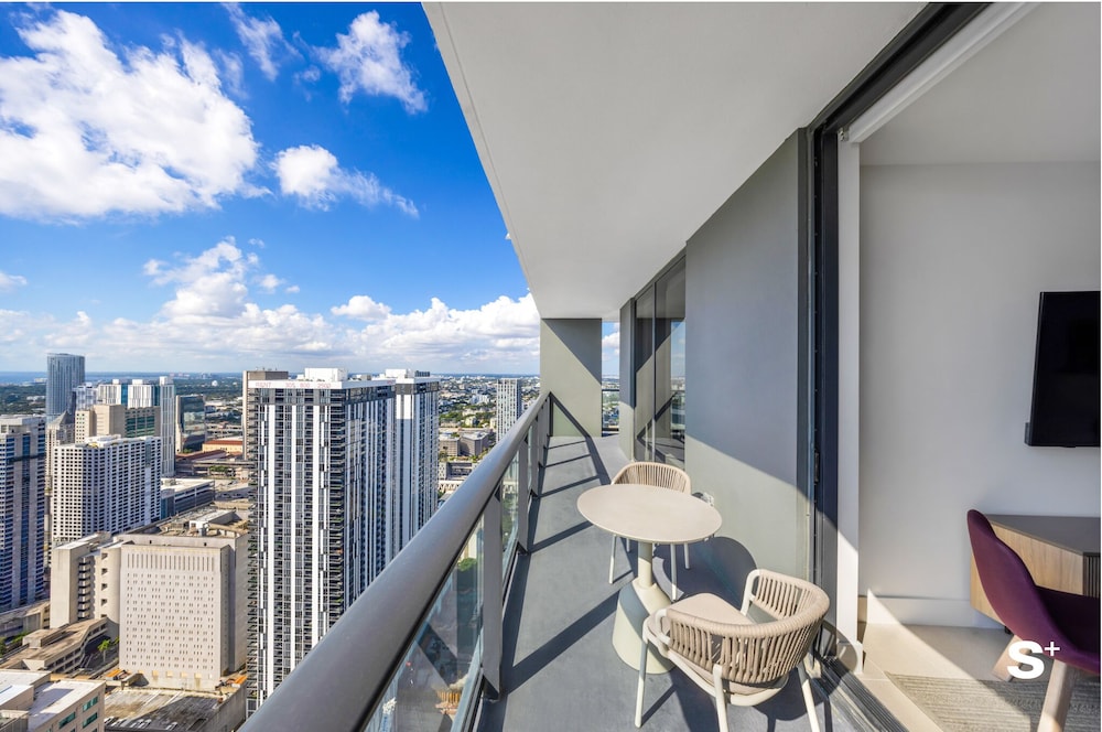 City Luxe Retreat Modern 2-BR