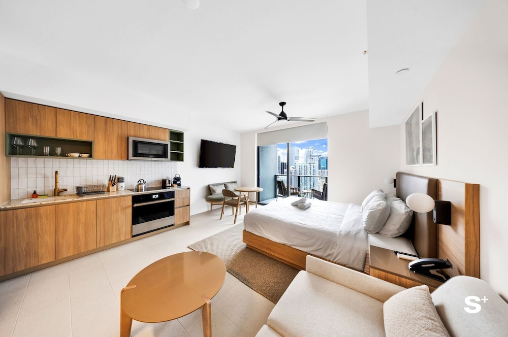 Skyline Chic Downtown Studio Getaway
