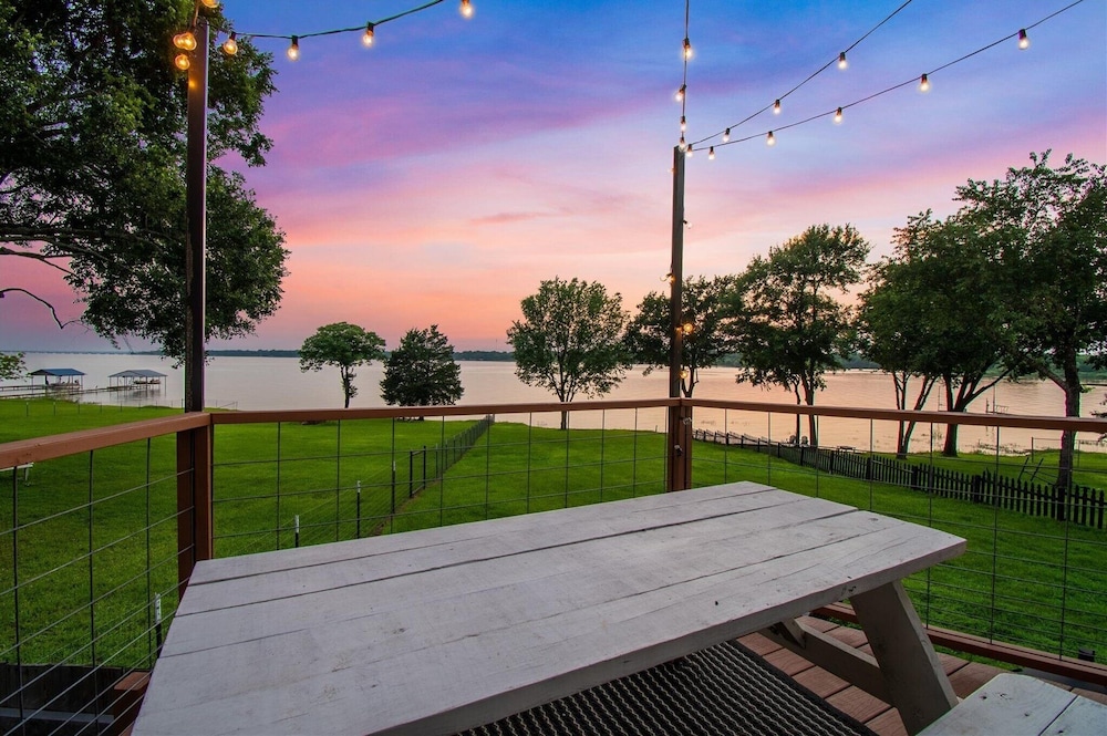 Modern Lakeside Paradise Waterfront + 2 Patios 3 Bedroom Home