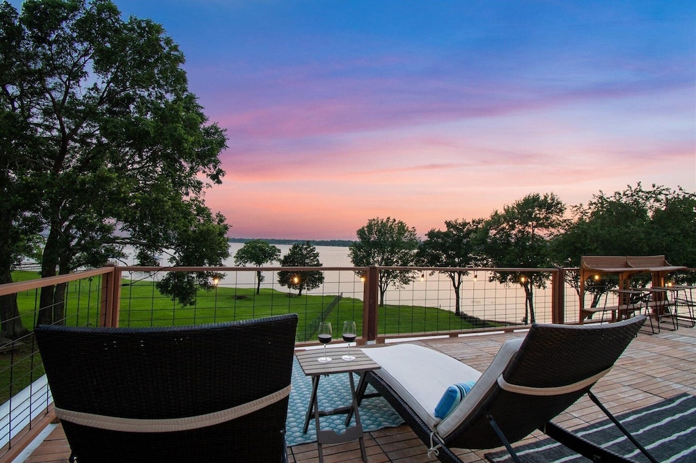 Modern Lakeside Paradise Waterfront + 2 Patios 3 Bedroom Home