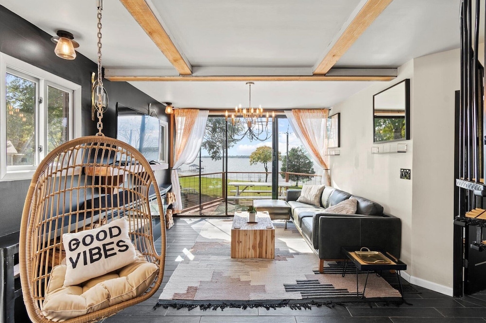 Modern Lakeside Paradise Waterfront + 2 Patios 3 Bedroom Home
