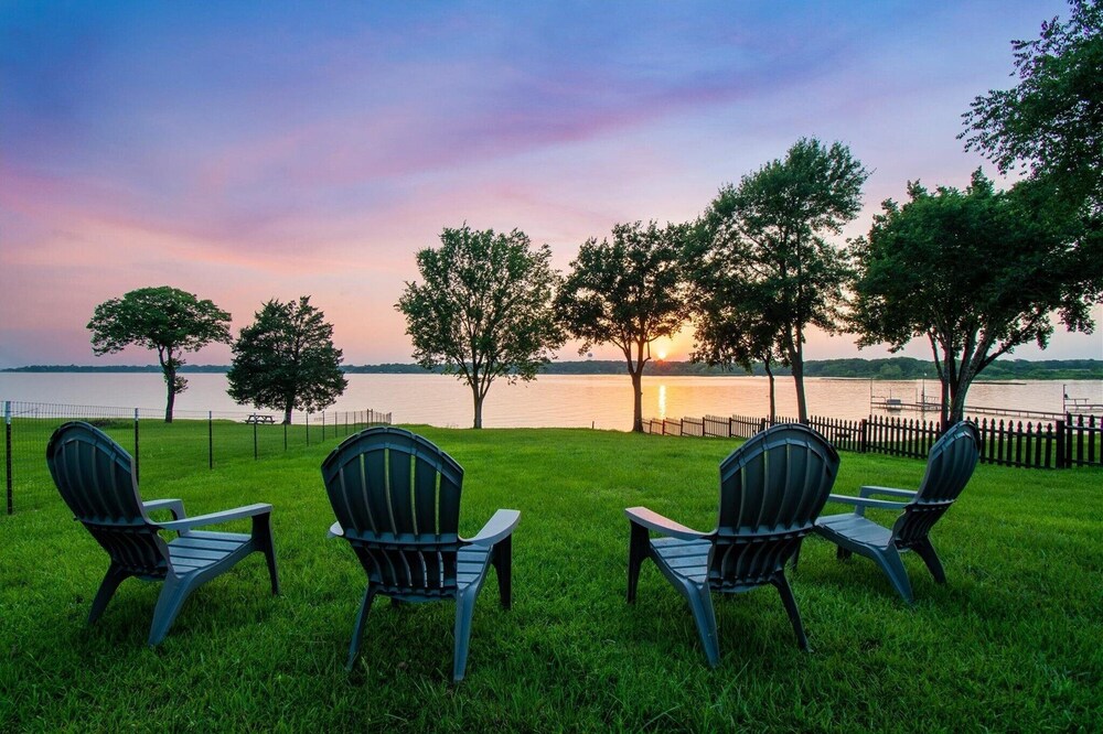 Modern Lakeside Paradise Waterfront + 2 Patios 3 Bedroom Home