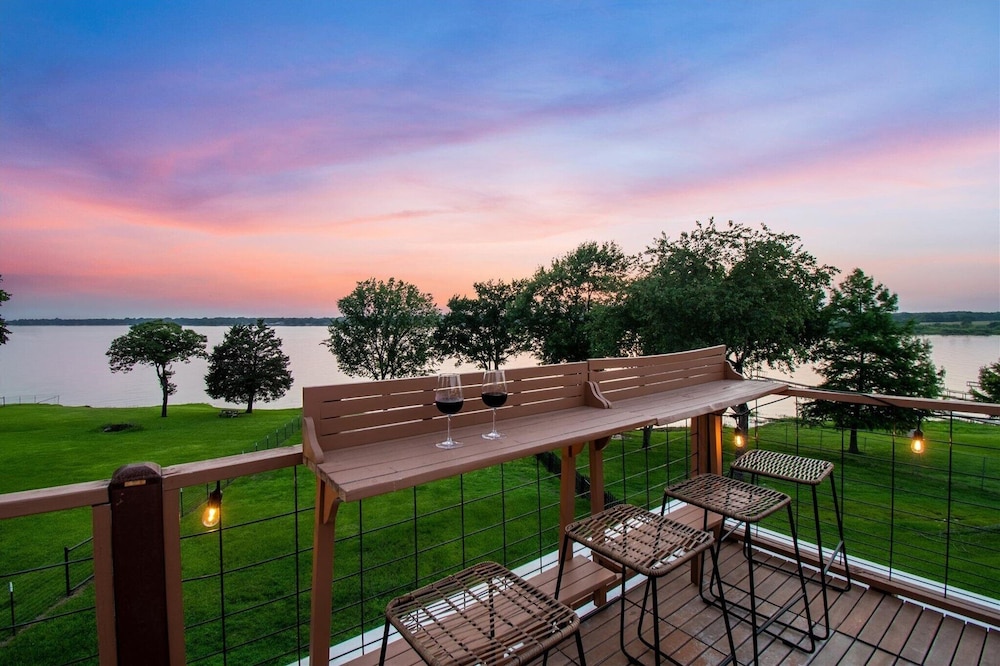 Modern Lakeside Paradise Waterfront + 2 Patios 3 Bedroom Home