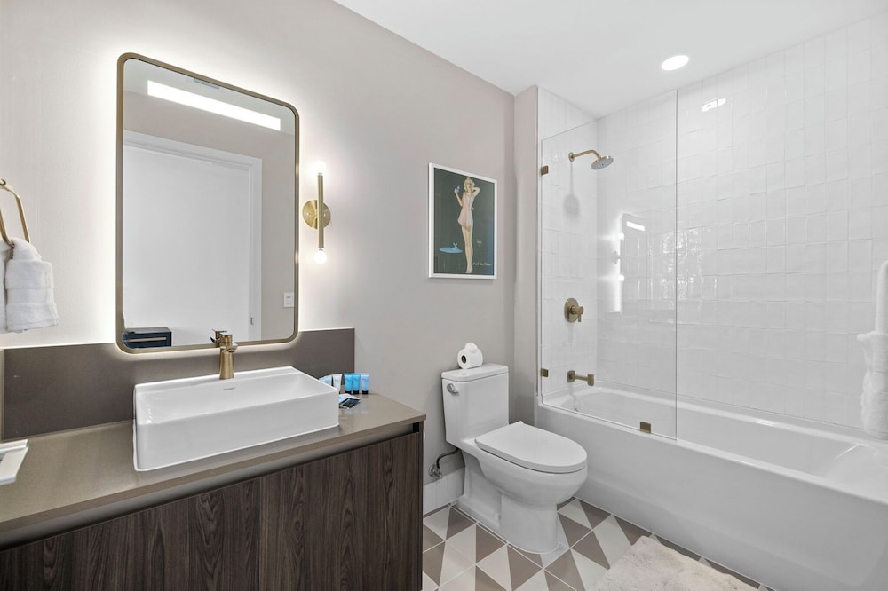 Lux Studio W City Views and Pool