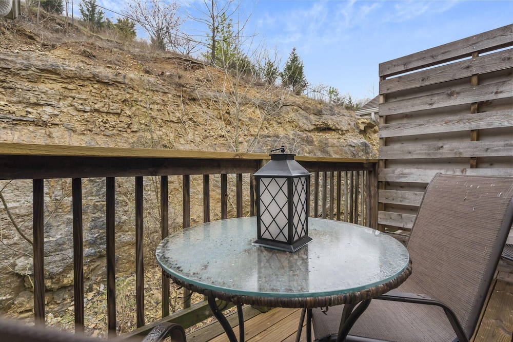 Rockwall Cottage - In the Heart of Branson!