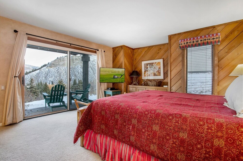 100 Ridgepoint 4 Bedroom Condo