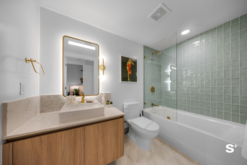 Elegant DTW Living 1BR with City Views
