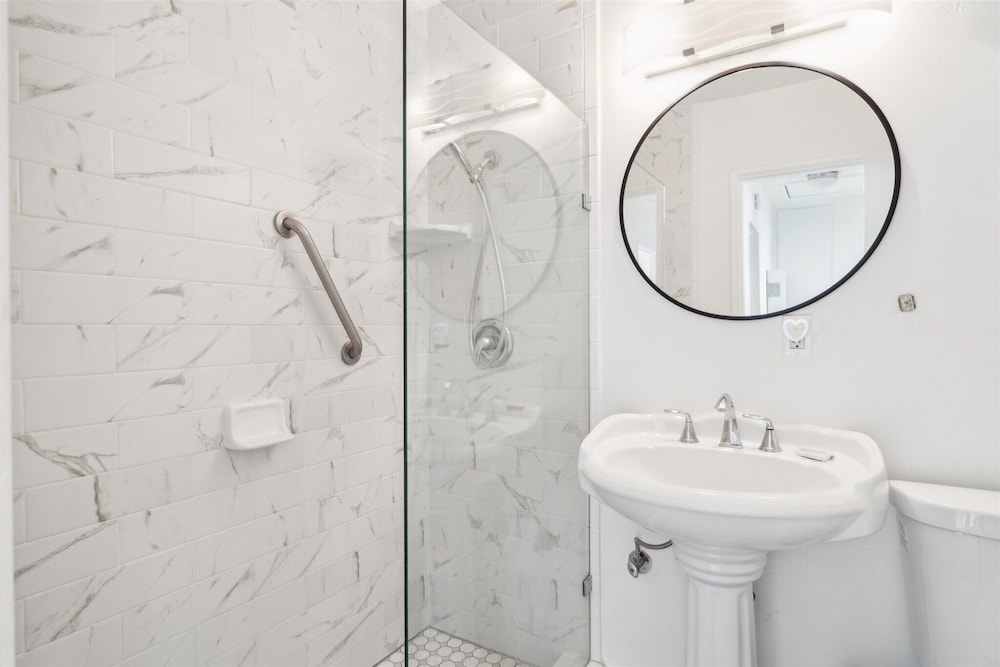 Beautiful 2 Bed Beach Condo #203 2 Bedroom Condo by RedAwning