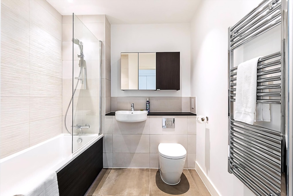 Modern 2-bed Flat With Terraces in Leyton