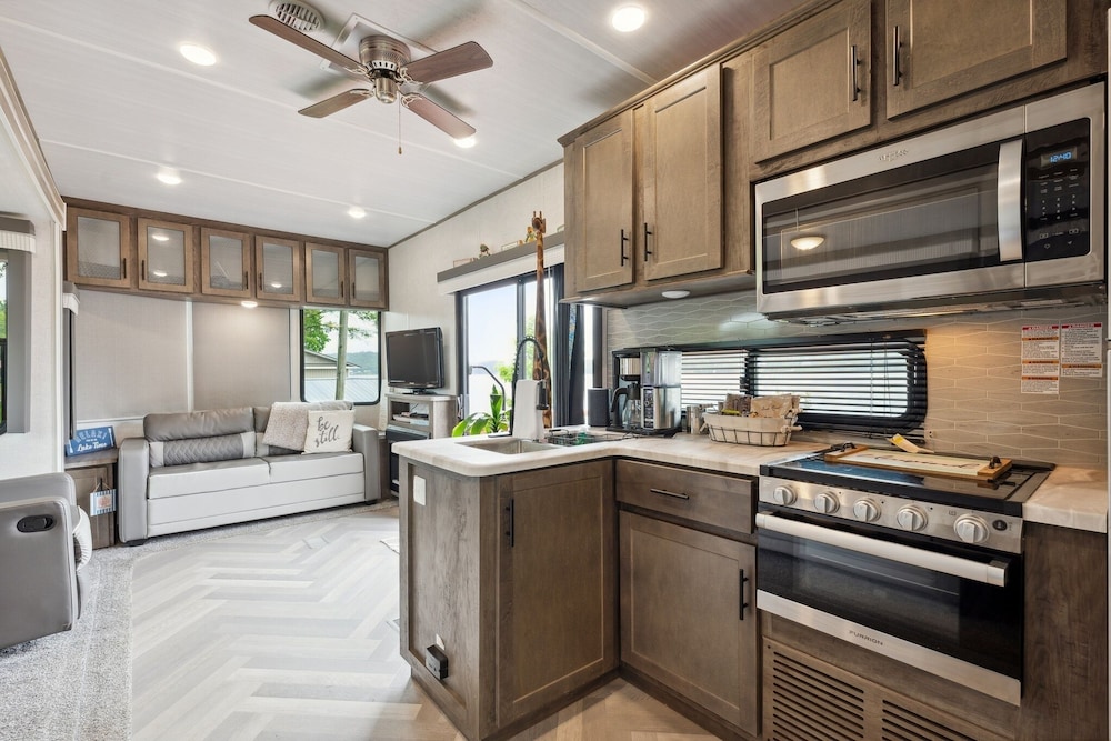Lakeside Retreat On Neely Henry Lake 1 Bedroom Villa by RedAwning - Property Image 22