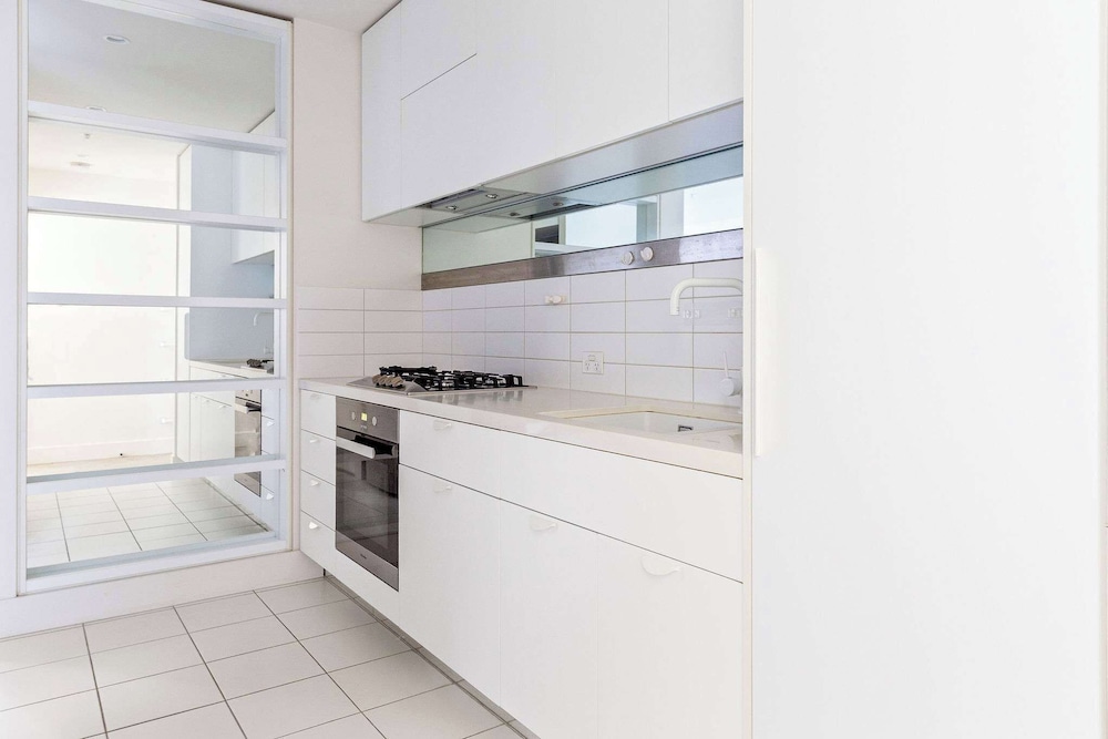 City View 2br, Free Parking, Bright & Central Apt