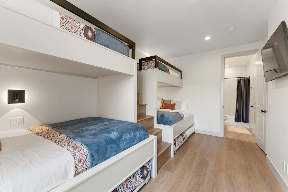 Adventure Central At Desert Color 6 Bedroom Townhouse