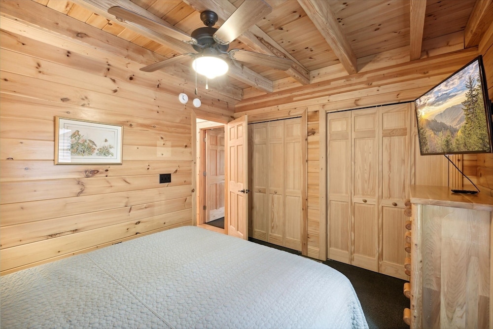 Wolf Den 4 Bedroom Cabin by RedAwning view 3