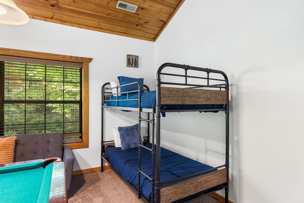 Whitetail Cabin 2 Bedroom Cabin by RedAwning view 4