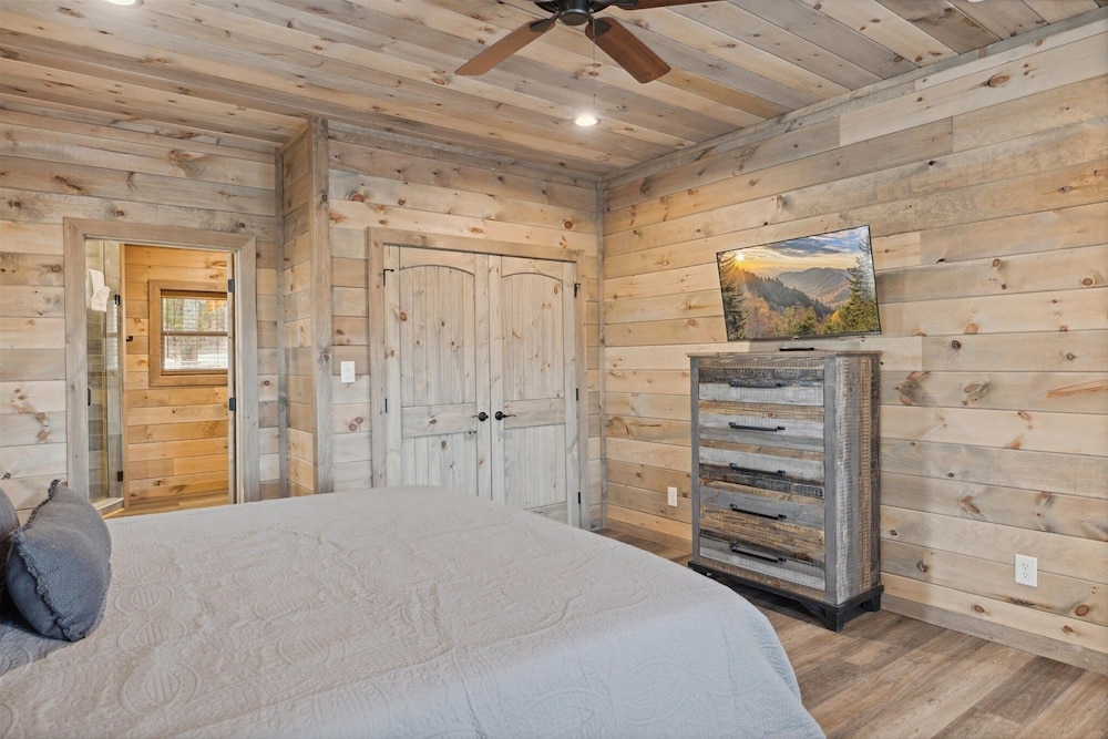 Mountain Holly Lodge 5 Bedroom Cabin by RedAwning view 2