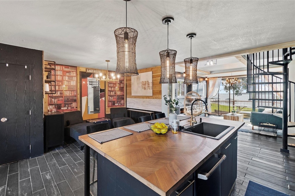 Modern Lakeside Paradise Waterfront + 2 Patios 3 Bedroom Home
