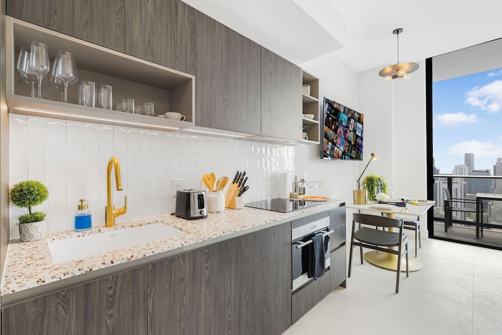 Lux Studio W City Views and Pool