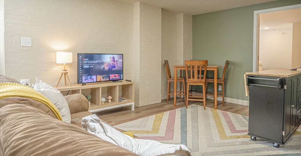 The Midtown Cozy Nook - Near Fort Moore