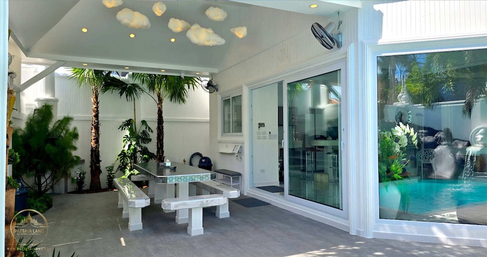 NEBULAND Luxury Pool Villa Pattaya Walking Street