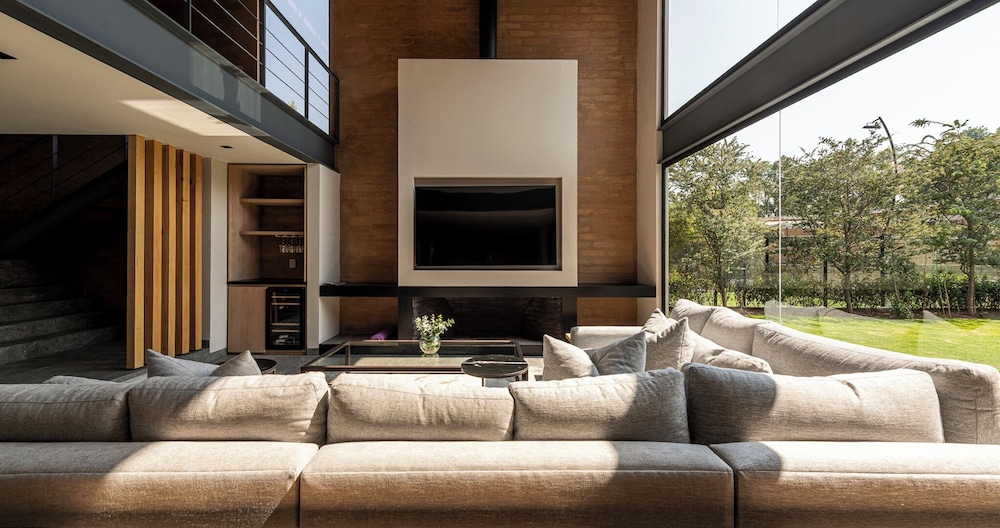 Casa Cundi-Contemporary Living in Nature