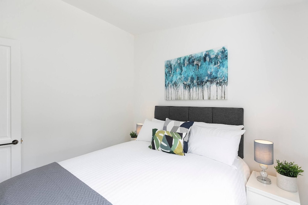 Skyvillion - Lush 2 Bed Hydean Way House & Garden view 4