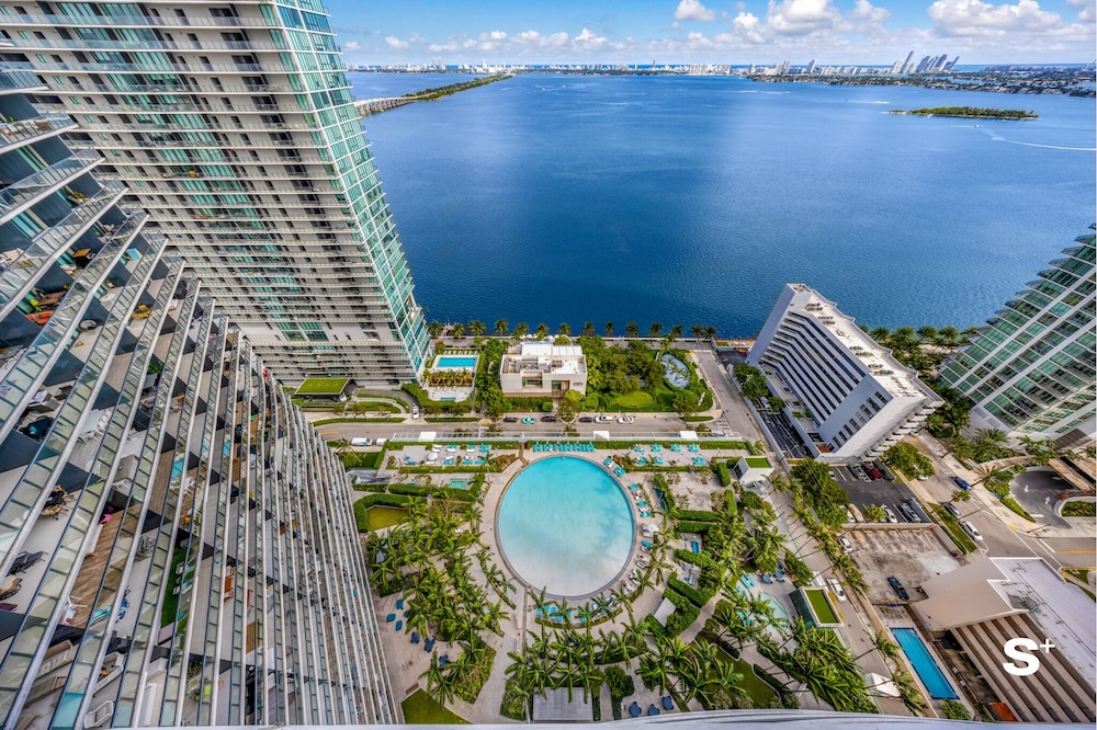 City Luxe Retreat Modern 2-BR
