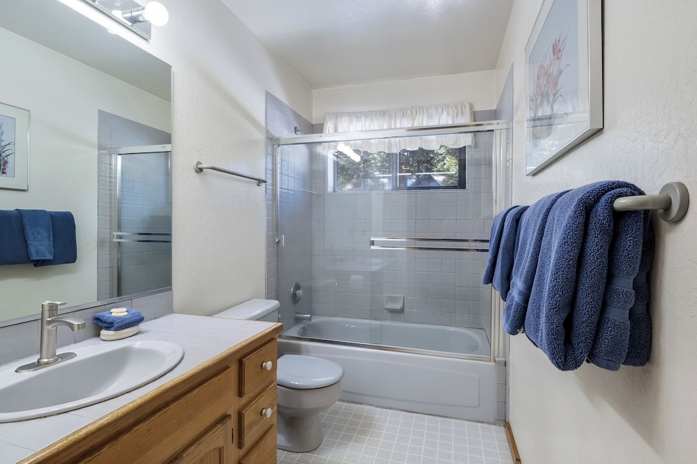 Lakeview Hideaway 3bdr for 8 w/ Private Hot Tub!