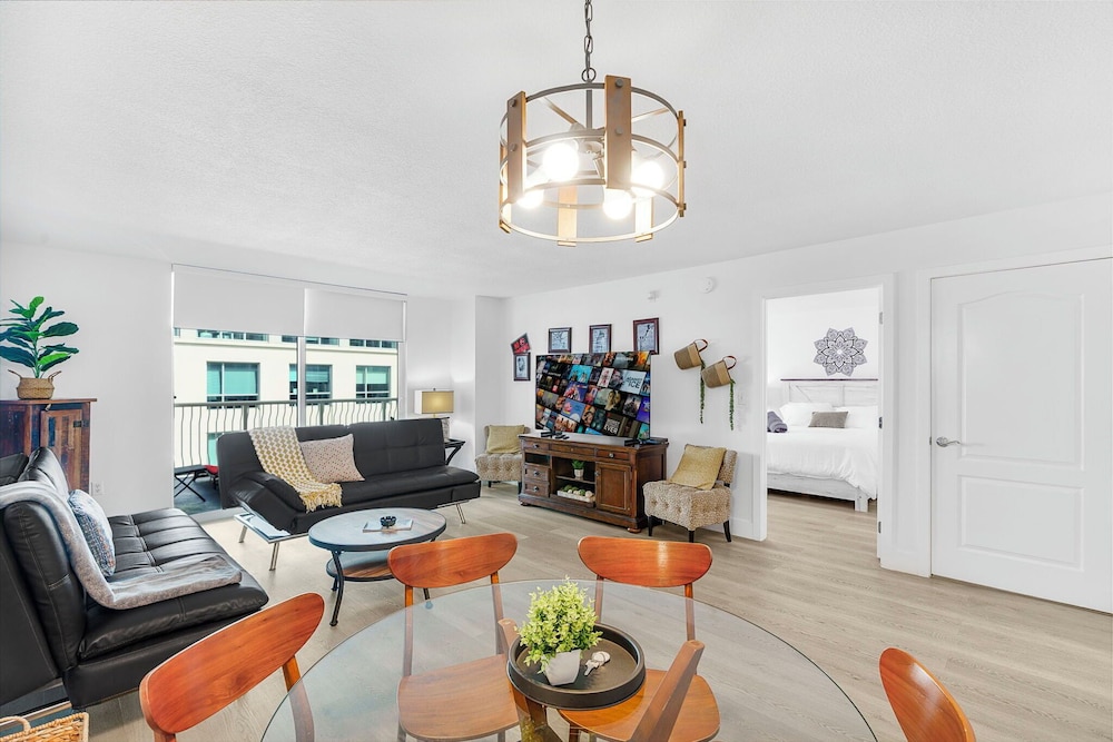 Sky High 31st Floor Condo W Parking