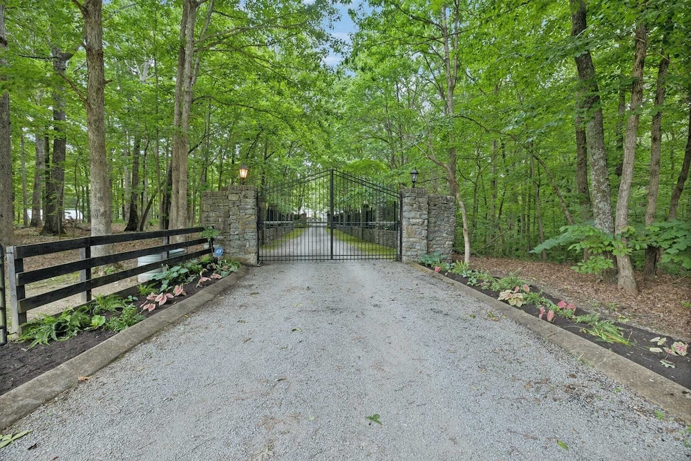 35 Acre Villa w/ Pool, Spa, Wine Cellar & Gym + Near Golf Club La Pearla Ranch by Avantstay