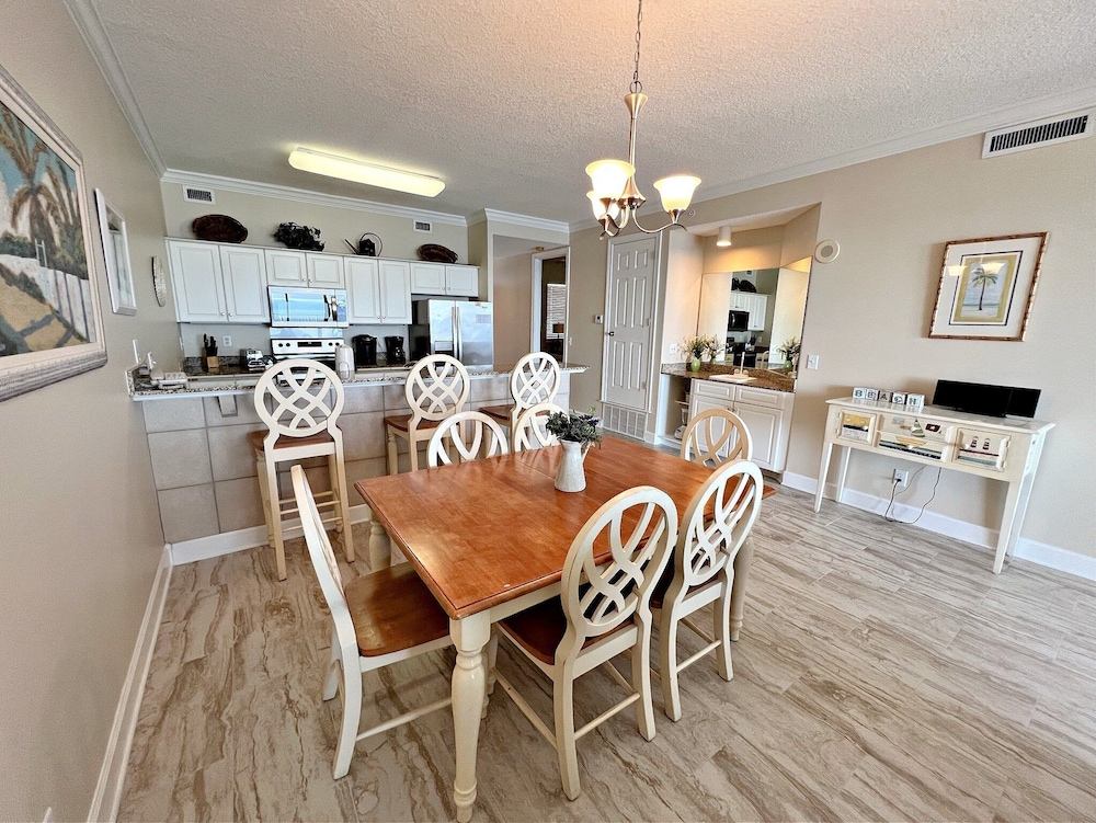 Regency Isle 704