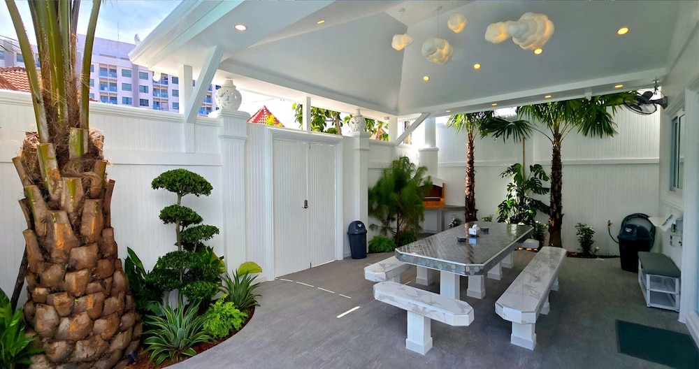 LUMALAND Luxury Pool Villa Pattaya Walking Street