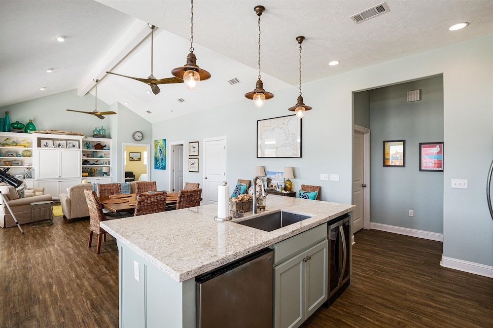 Sweetsol 4 Bedroom Home by RedAwning view 3