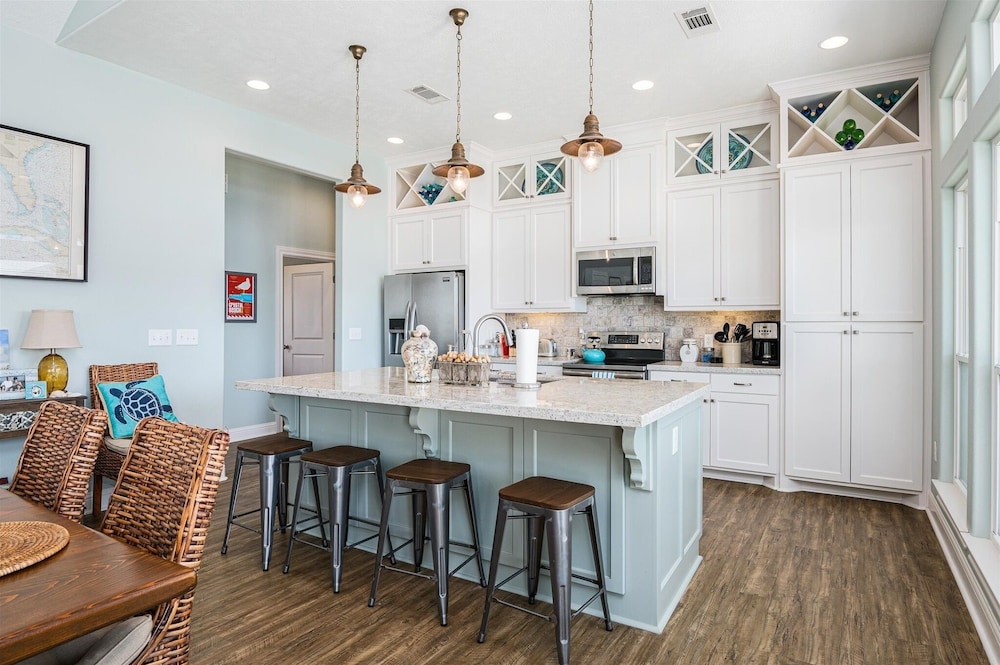 Sweetsol 4 Bedroom Home by RedAwning view 4