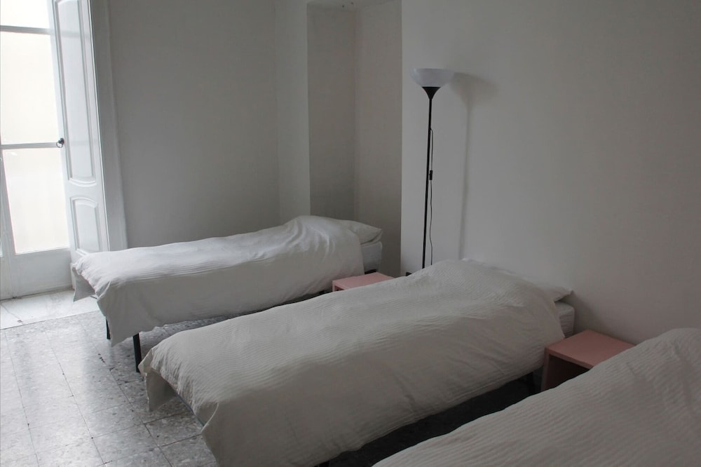 1 bed in Basic 6 Bed Female Room Share Bathroom - Campus Accommodation — Naples photo 5