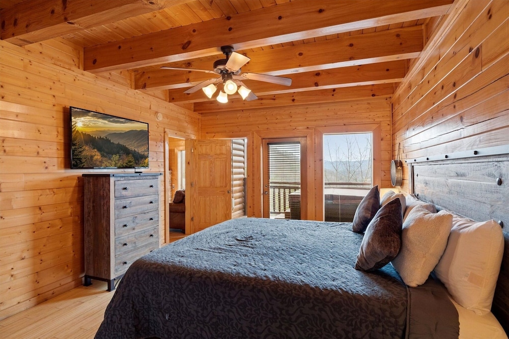 Blue Ridge Refuge 8 Bedroom Cabin by RedAwning view 4