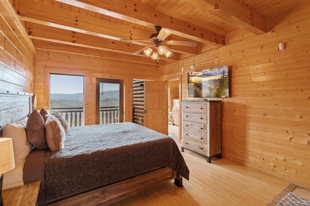 Blue Ridge Refuge 8 Bedroom Cabin by RedAwning view 2