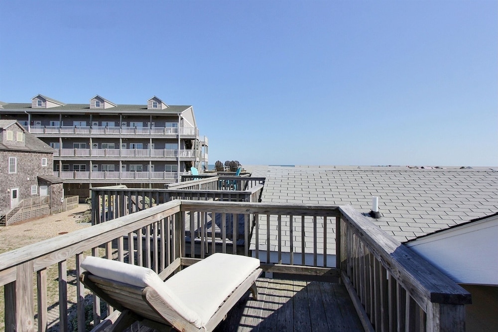 29 Cabana Anna Studio Bedroom Condo by RedAwning