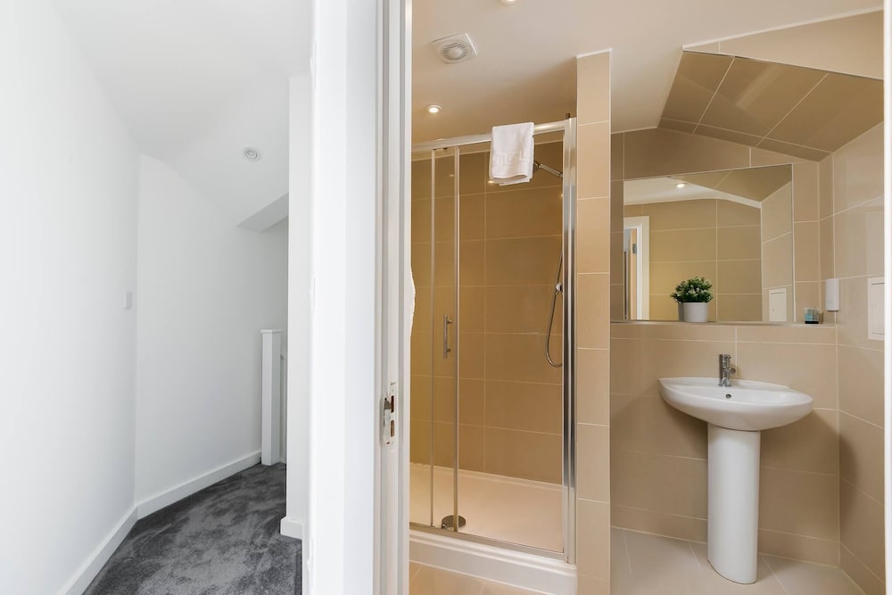 Skyvillion - Huge 4bed Apartment Wbalcony - Parking view 2
