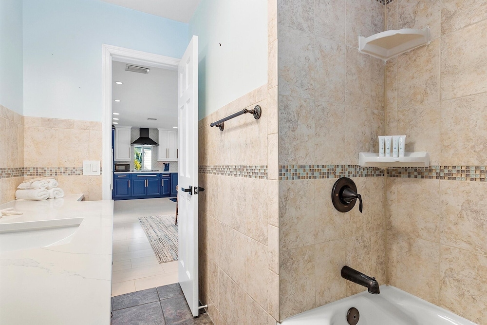 Blue Wave Retreat At Hollywood Beach 3 Bedroom Home