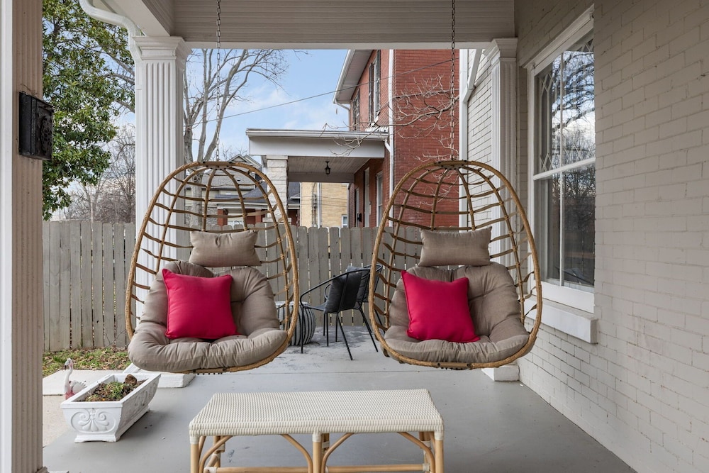 Southern Elegance-private Hot Tub-walk to 12 S