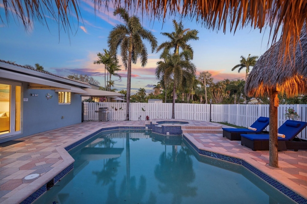 Blue Wave Retreat At Hollywood Beach 3 Bedroom Home