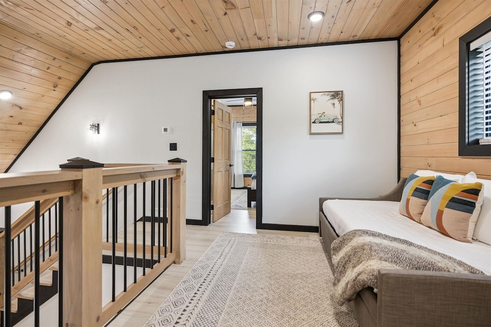 New Cabin w Indoor Swim Spa Hot Tub Gameroom
