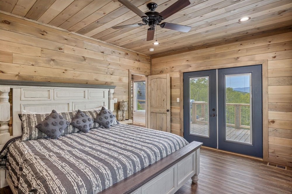 Southern Comfort 5 Bedroom Cabin by RedAwning view 2
