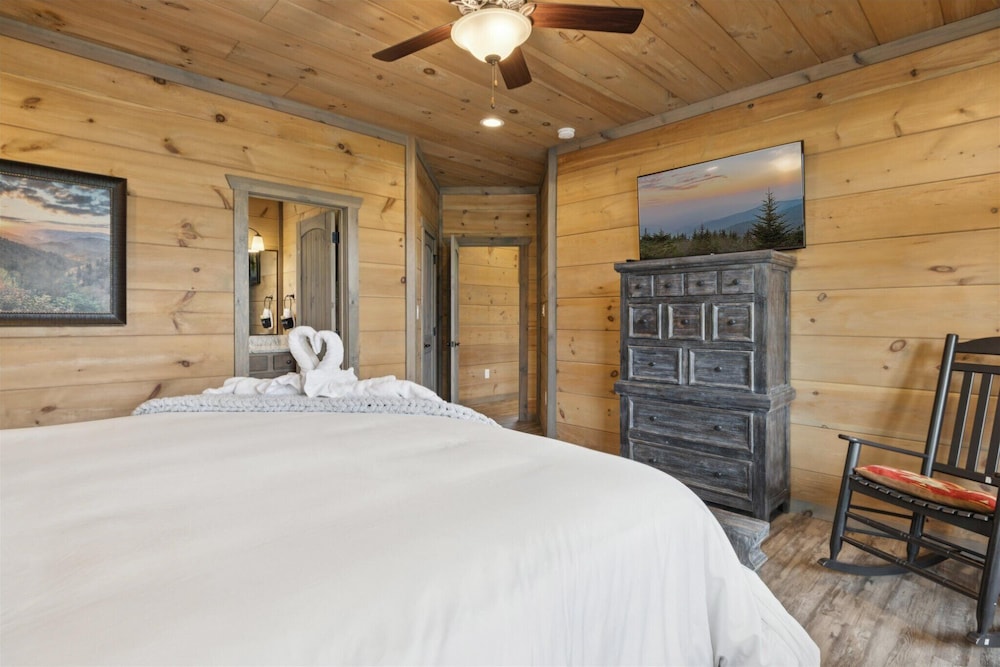 Gorgeous Cabin w Hot Tub Firepit Gameroom