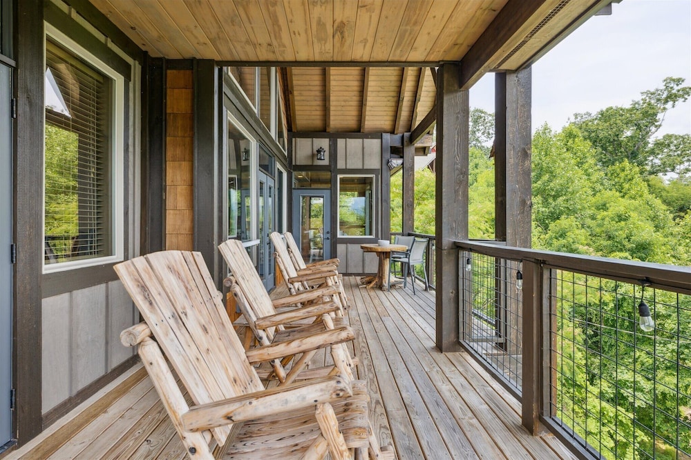 Gorgeous Cabin w Hot Tub Firepit Gameroom