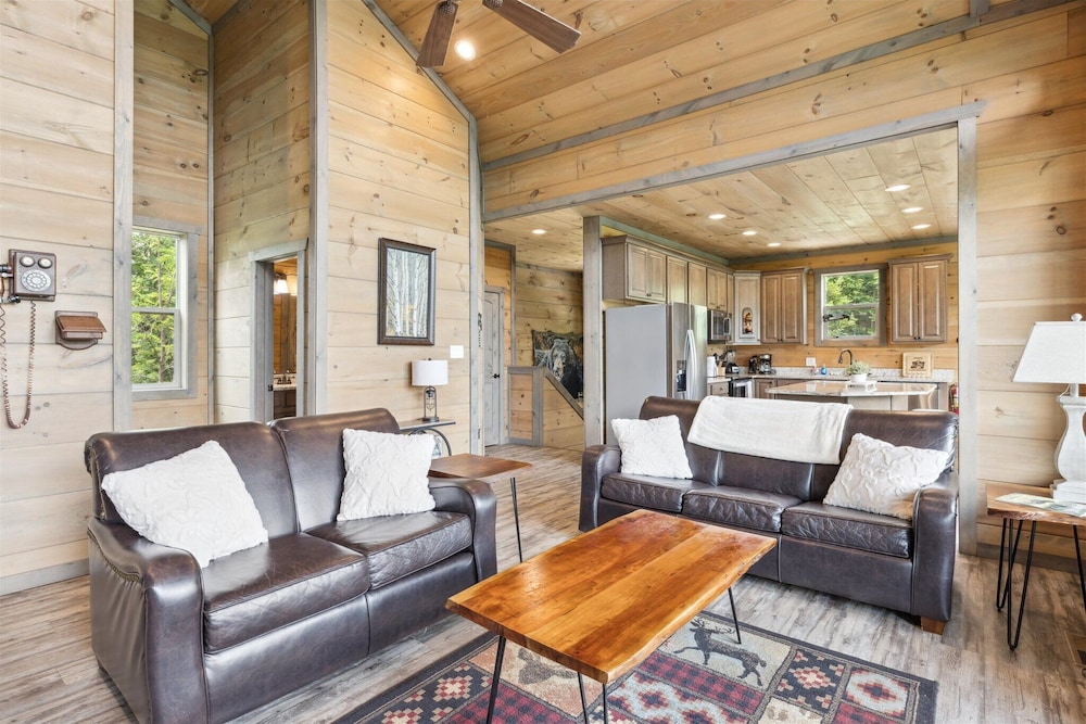 Gorgeous Cabin w Hot Tub Firepit Gameroom