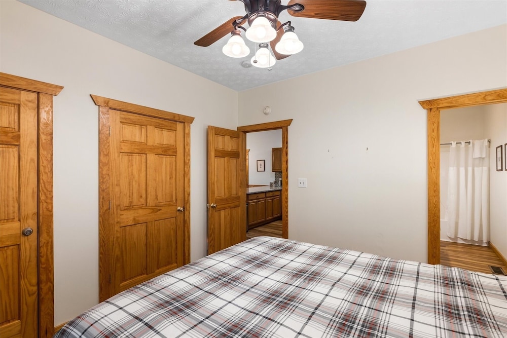 Whitetail Cabin 2 Bedroom Cabin by RedAwning view 3