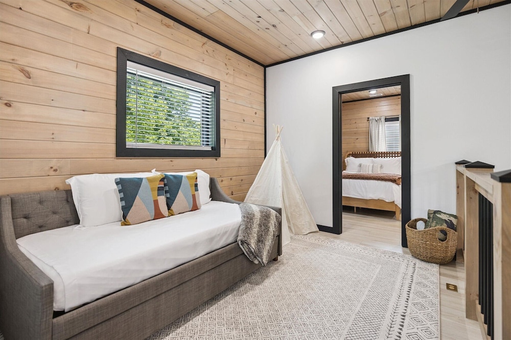 New Cabin w Indoor Swim Spa Hot Tub Gameroom