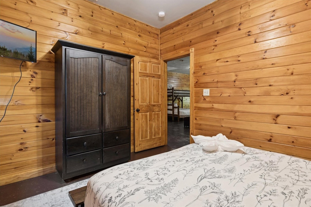 River View Dog Friendly Game Room w Hot Tub