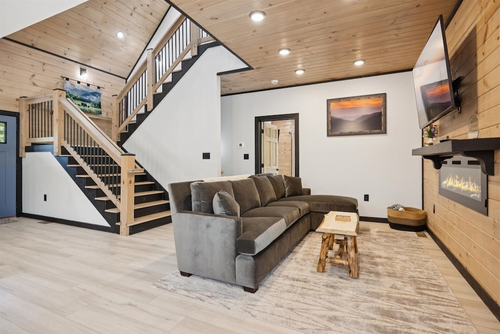New Cabin w Indoor Swim Spa Hot Tub Gameroom